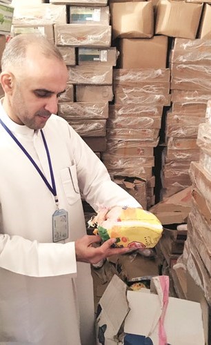 فحص ظاهري لعينات من المضبوطات ﻿