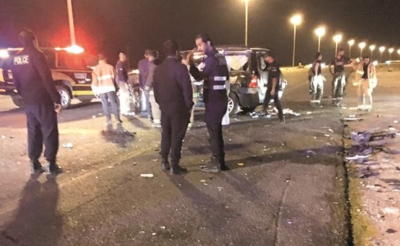 رجال النجدة والمرور والإسعاف يتعاملون مع الحادث ﻿