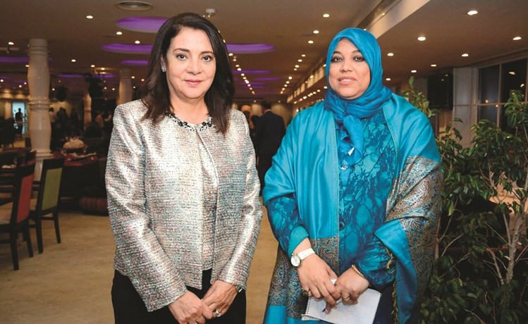 د.درية شرف الدين مع الزميلة هناء السيد ﻿
