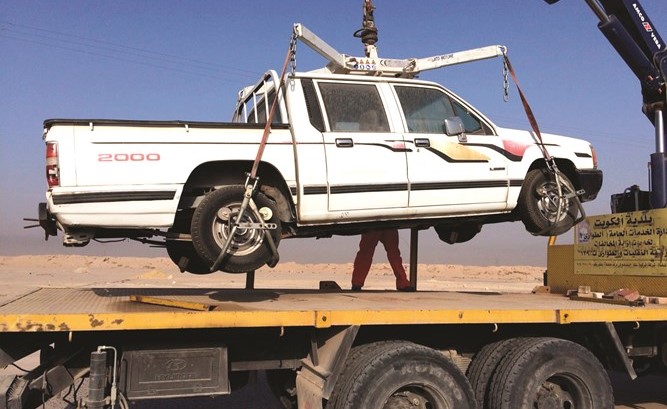 رفع 26 سيارة مهملة بالشويخ الصناعية