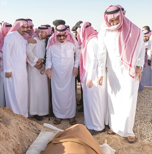 خادم الحرمين الشريفين الملك سلمان بن عبدالعزيز خلال مراسم دفن الفقيد	(واس)
