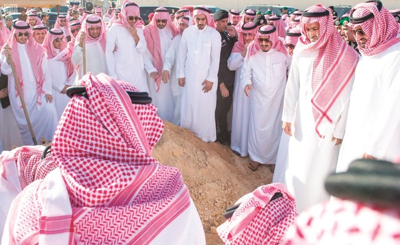  الملك سلمان يتقدم جموع المشيعين للأمير الراحل في مقبرة العود	(واس)