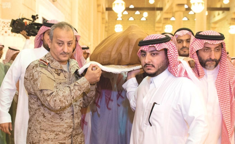  جثمان الفقيد عقب الصلاة عليه قبل أن يوارى الثرى	       (واس)