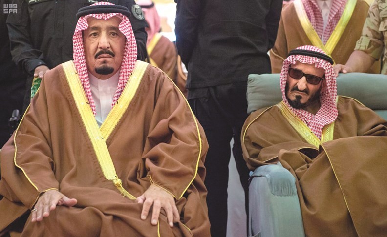 خادم الحرمين قبيل أداء صلاة الميت على الفقيد في المسجد	  (واس)