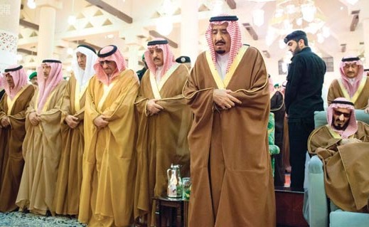 خادم الحرمين الشريفين الملك سلمان بن عبدالعزيز وولي العهد وعدد من الأمراء يؤدون صلاة الميت على الفقيد الأمير تركي بن عبدالعزيز في جامع الإمام تركي بن عبدالله     (واس)