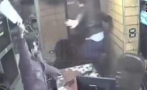 فيديو مروع.. مصري يهاجم رواد مقهى بالساطور.. وهكذا دافع الشباب عن انفسهم