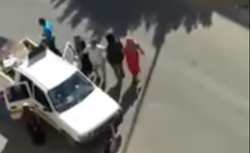 بالفيديو.. "بلطجية" يعتدون على امرأة عربية ويجبرونها على الخروج من منزلها بملابس غير محتشمة