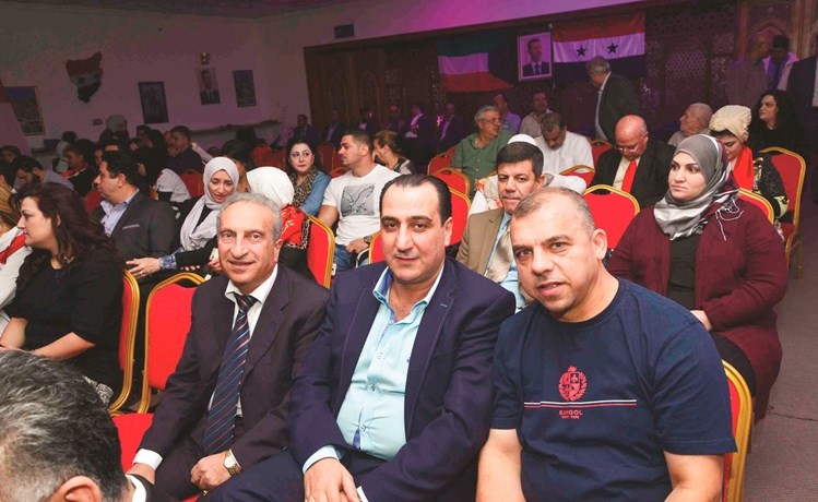 عدد من الحضور	(شانافاس قاسم)﻿