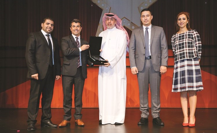 رانيا العظم وعبد القدوس الحسني وفرناندو ميدروا وجعفر الشريف يسلمون الدرع التذكارية لمدير الشؤون التعليمية في التعليم الخاص عبدالعزيز الكندري﻿
