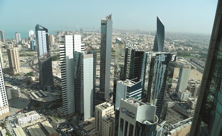 البيئة التشغيلية الصعبه تؤثر على ارباح البنوك خلال 9 اشهر الاولى من 2016 في الصورة لقطة لوسط مدينة الكويت	(ريليش كومار)﻿