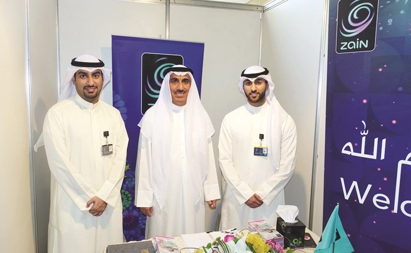 مدير جامعة الكويت د.حسين الأنصاري مع مسؤولي زين في المعرض﻿