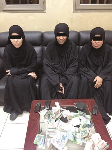 المتسولات ٣ وأمامهم حصيلة التسول﻿