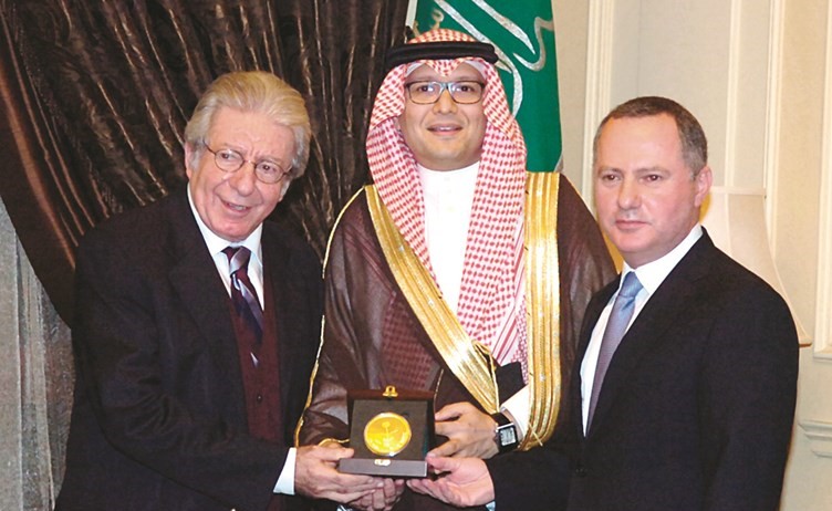القائم بالاعمال السعودي وليد البخاري يقدم الميدالية الذهبية لأمين ألبرت الريحاني أبن أخ أمين الريحاني خلال الملتقى الثقافي السعودي - اللبناني الأول في منزل ﻿﻿السفير السعودي في اليرزة	(محمود الطويل)﻿