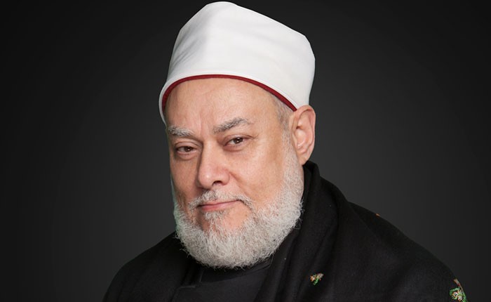 داعية مصري يوضح حكم تشغيل القران أثناء النوم