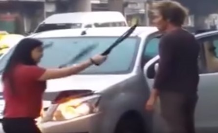 شاهد المرأة "المفترية" كيف حلت مشاكلها الزوجية بالساطور