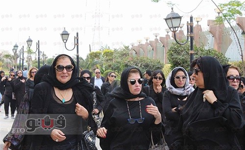 بالفيديو والصور ..جنازة محمود عبد العزيز تتحرك من مسجد الشرطة لمدافن "أم خبيب" بالإسكندرية