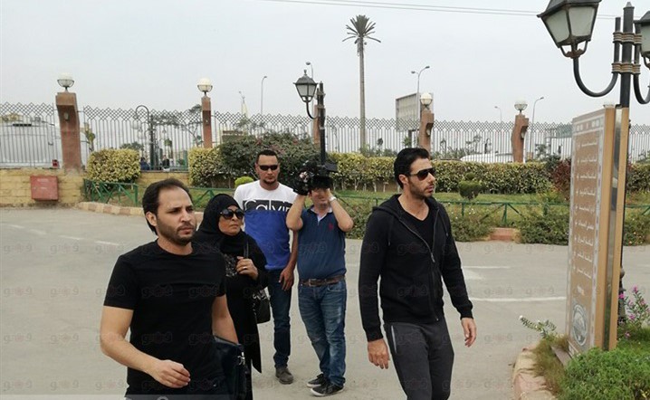 بالفيديو والصور ..جنازة محمود عبد العزيز تتحرك من مسجد الشرطة لمدافن "أم خبيب" بالإسكندرية