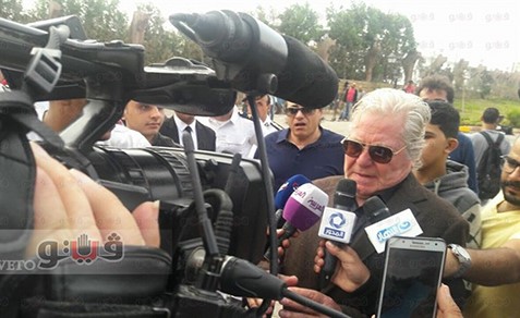 بالفيديو والصور ..جنازة محمود عبد العزيز تتحرك من مسجد الشرطة لمدافن "أم خبيب" بالإسكندرية
