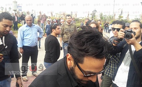 بالفيديو والصور ..جنازة محمود عبد العزيز تتحرك من مسجد الشرطة لمدافن "أم خبيب" بالإسكندرية