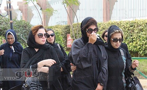 بالفيديو والصور ..جنازة محمود عبد العزيز تتحرك من مسجد الشرطة لمدافن "أم خبيب" بالإسكندرية