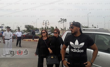 بالفيديو والصور ..جنازة محمود عبد العزيز تتحرك من مسجد الشرطة لمدافن "أم خبيب" بالإسكندرية