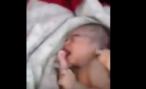 فيديو مؤثر لرضيع ملقى في الشارع والحبل السري مازال عالقاً به