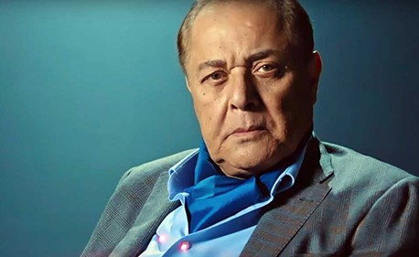 بالصور ..أهم المحطات في حياة الساحر الراحل محمود عبد العزيز