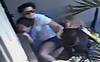 بالفيديو.. أم تحمي طفلها بجسدها من هجوم كلبين مسعورين