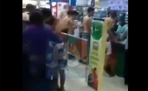بالفيديو..تعرف على العرض الغريب الذي تعرى من أجلة عشرات الشباب من الجنسين