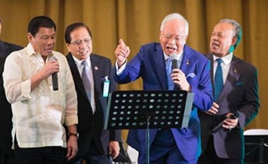بالفيديو.. رئيس ماليزيا يرقص ويغني مع رئيس الفلبين كمراهقين