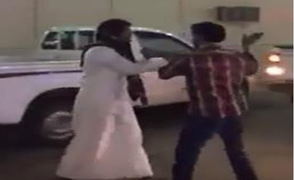 بالفيديو.. سعوديون يواجهون عمال محطة يخلطون البنزين في رماح.. و"التجارة" تتدخل
