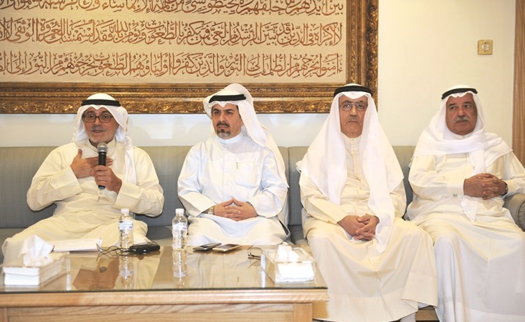 النائب السابق ومرشح الدائرة الأولى صلاح خورشيد متحدثا الى ناخبي الدائرة الاولى					(عادل السلامة)﻿