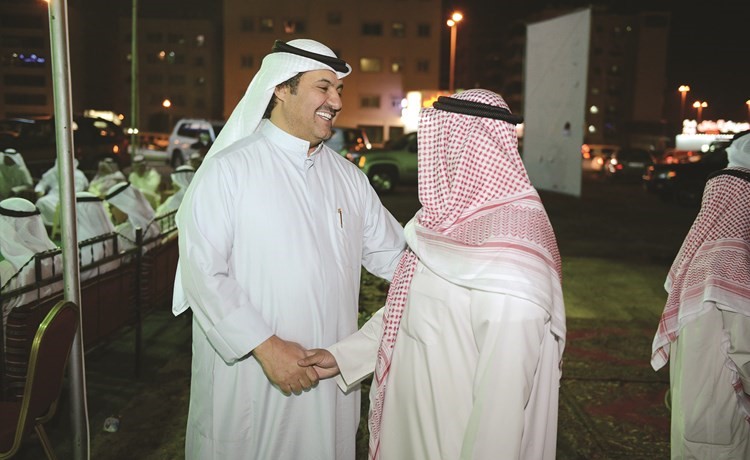 سلطان اللغيصم مستقبلا أحد الناخبين﻿