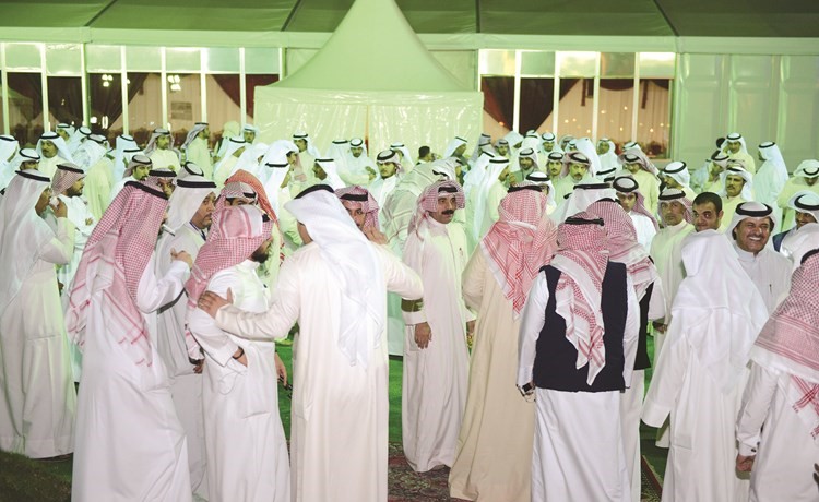 عدد من الناخبين خلال افتتاح المقر الانتخابي﻿