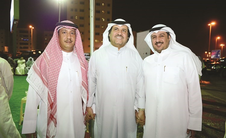 اللغيصم متوسطا اثنين من ابناء الدائرة﻿