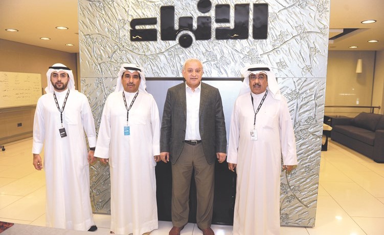 د.بدر العيسى متوسطا نائب رئيس التحرير الزميل عدنان الراشد والزميلين عبدالعزيز الفضلي ويوسف ابراهيم (هاني الشمري) ﻿