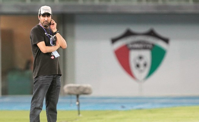 مدرب الفريق الأول لكرة القدم بنادي الجهراء ثامر عناد نعمل على حل مشاكل الفريق	(الأزرق.كوم)﻿