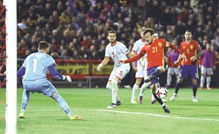 «رباعية» لإسبانيا وإيطاليا.. وصربيا تفرمل «تنين ويلز»