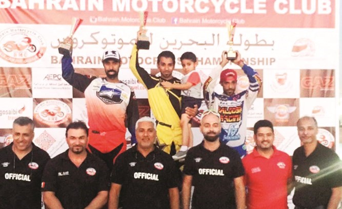 الأبطال على منصة التتويج في البحرين ﻿