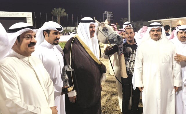 ممثل سمو ولي العهد وزير الإعلام والشباب الشيخ سلمان الحمود يسلم الفائز الكأس﻿