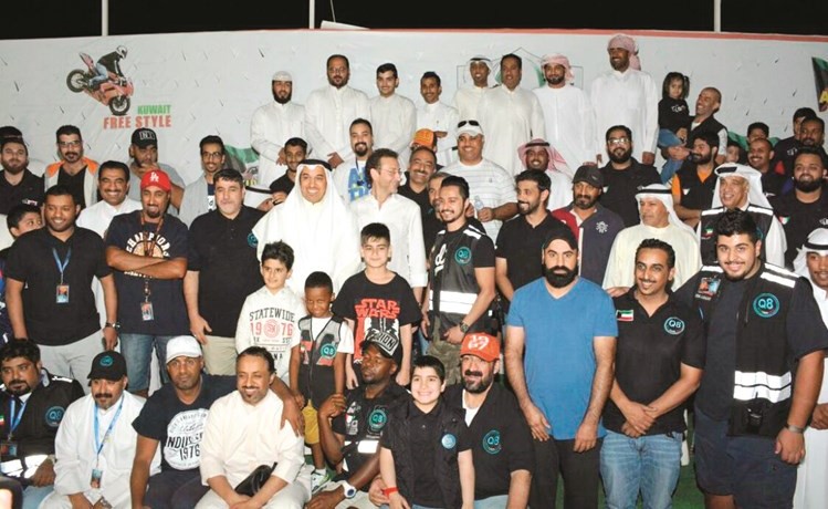 رئيس النادي الشيخ أحمد الداود مع المتسابقين﻿