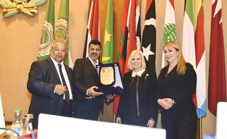 محمد الحاج متسلما درعا تكريميا﻿