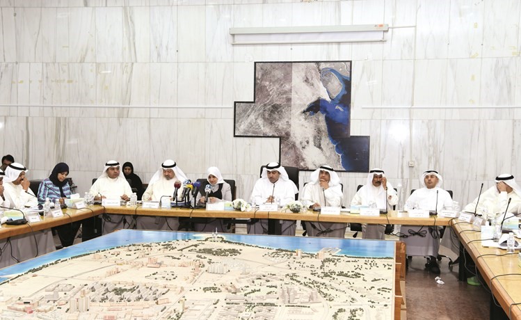 الوزيرة هند الصبيح خلال ورشة العمل الخاصة بمشروعات الدولة التنموية بحضور رئيس وأعضاء لجنة الإصلاح والتطوير(ريليش كومار)﻿