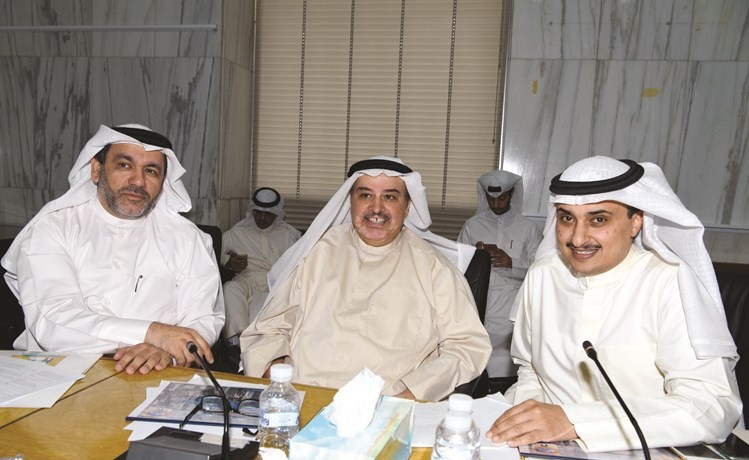 م.احمد المنفوحي ود. حسن كمال ويوسف الصقعبي خلال ورشة العمل﻿