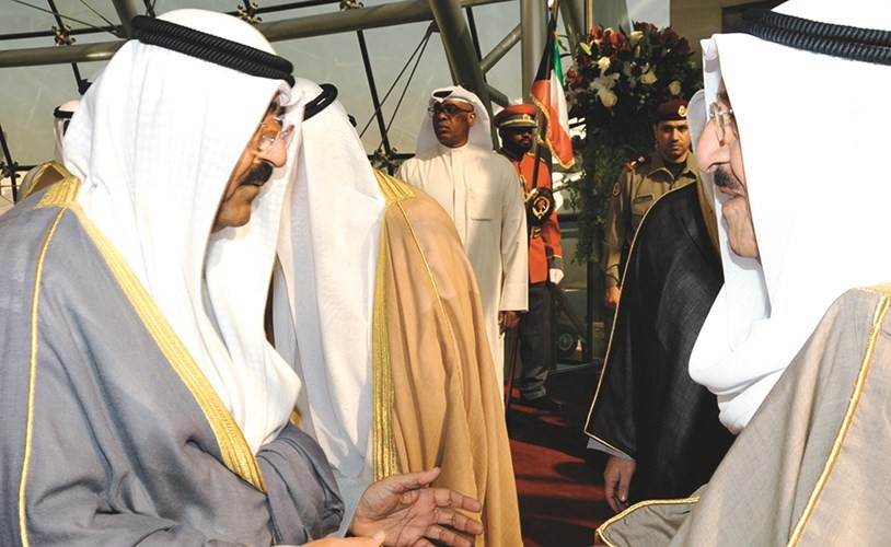 الشيخ مشعل الأحمد مصافحا صاحب السمو﻿