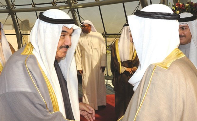 صاحب السمو مصافحا سمو الشيخ ناصر المحمد﻿