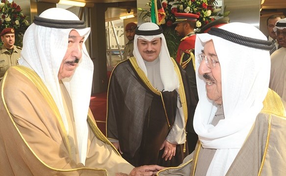 صاحب السمو الأمير مصافحا الشيخ جابر العبد الله ﻿