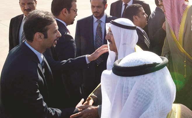 صاحب السمو مصافحا مستقبليه لدى وصوله مطار مراكش الدولي﻿