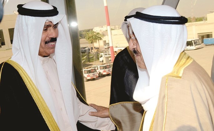 صاحب السمو الأمير الشيخ صباح الأحمد مصافحا سمو نائب الأمير وولي العهد الشيخ نواف الاحمد﻿