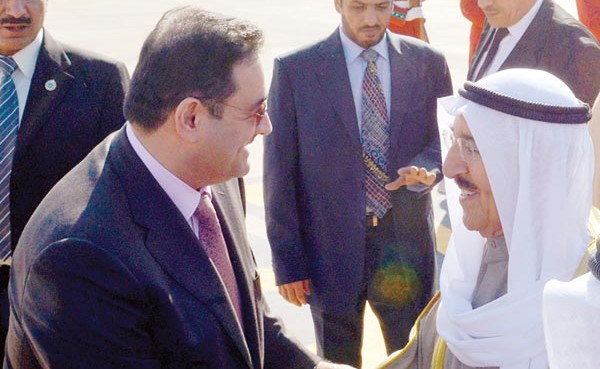 صاحب السمو الأمير الشيخ صباح الأحمد لدى وصوله إلى مطار مراكش وفي استقباله السفير صادق معرفي